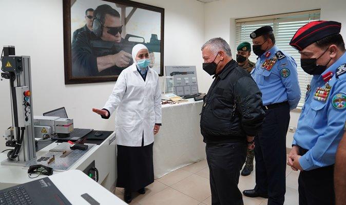 الملك يزور إدارة المختبرات والأدلة الجرمية