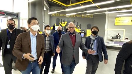 الرئيس التنفيذي لـ سامسونج إلكترونيكس يزور سمارت باي الرئيسي  صور