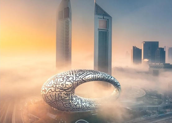 مركبة غريبة تهبط في متحف المستقبل بدبي  شاهد