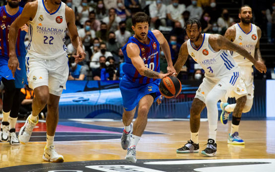 برشلونة يقلب الطاولة على الريال ويتوج بكأس السلة