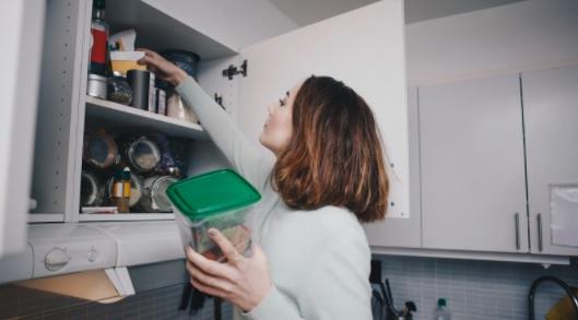 5 منتجات في خزانة المطبخ والحمّام فعالة للتنظيف