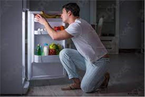 حادث غريب شاب يفقد ساقيه بسبب وجبة في الثلاجة