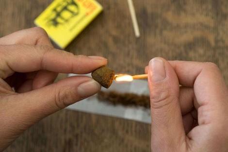 تفاصيل مداهمة شقة متعاطي حشيش غربي عمان