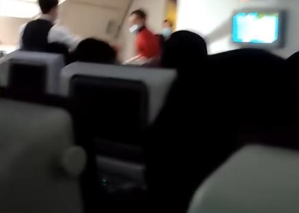 راكب يحاول فتح باب طائرة قطرية متجهة للمغرب  فيديو 