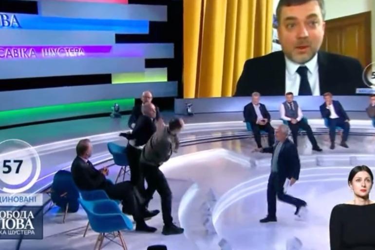 صحفي يوجه لكمات لسياسي أوكراني مؤيد لروسيا على الهواء مباشرة  فيديو