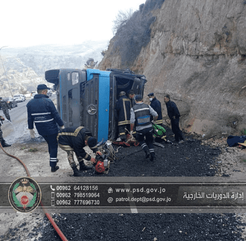 إصابة 3 أشخاص بحادث تصادم على طريق إربدعمّان