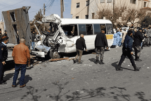 التعامل مع حادث تصادم بين حافلتين بوادي السير