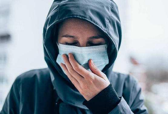الكمامة تفاقم مشاكل جلد الوجه بالشتاء