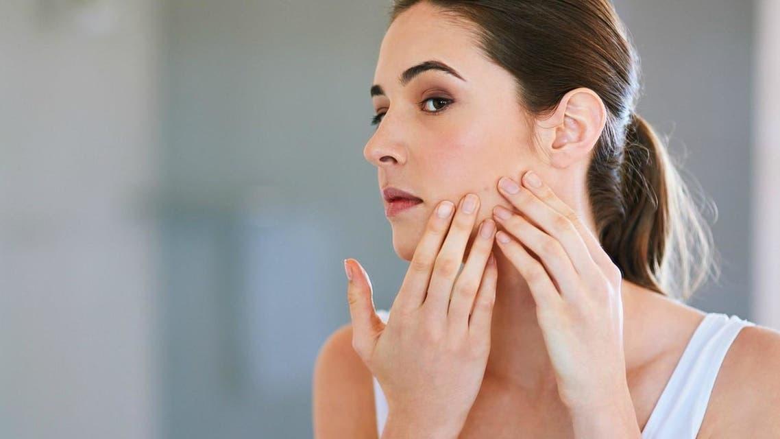  أسباب ظهور حب الشباب على البشرة الجافة