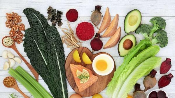 فوائد الفواكة الملونة والمكسرات النيئة