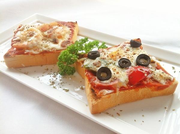 بيتزا خفيفة بشرائح التوست المحمص