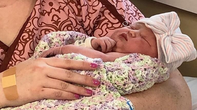 سيدة تنجب في الغرفة 2 بتاريخ 22222 الساعة 222  صور