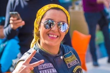 ابنة فنان مصري شهير تعمل على عربة مأكولات  فيديو 