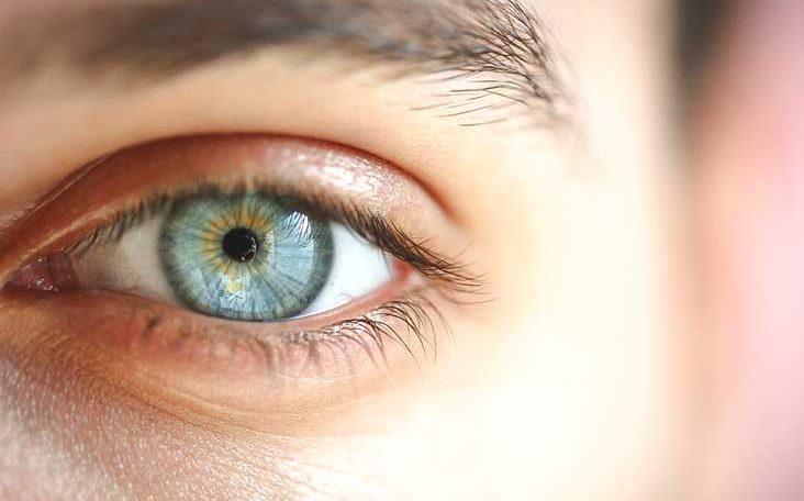 هل تعاني من ارتجاف بالعين إليك أسبابه