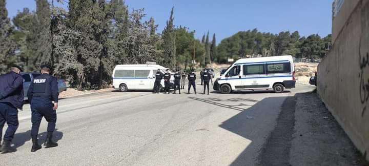 تواجد أمني كثيف أمام مقر النادي الفيصلي