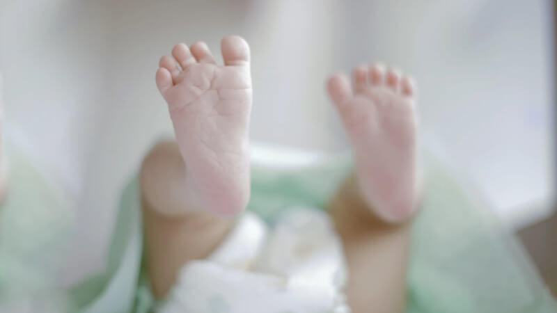 العثور على طفلة حديثة الولادة بالشارع في إربد