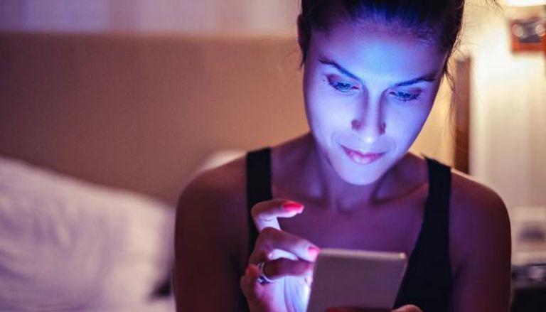 ضوء الهاتف يدمر بشرتك نصائح لتخفيف الضرر