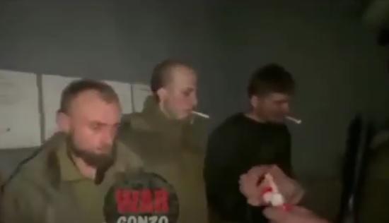 الجيش الروسي ينشر مشاهد لإعطاء الأسرى الأوكرانيين السجائر