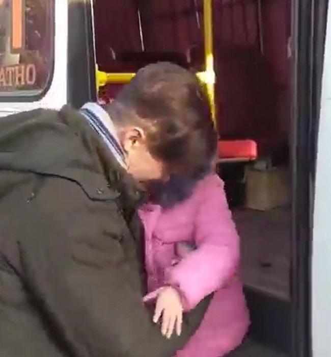 فيديو أوكراني يودع ابنته بالدموع قبل الذهاب للحرب