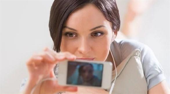  شاشات الأجهزة الإلكترونية تسرع شيخوخة البشرة 