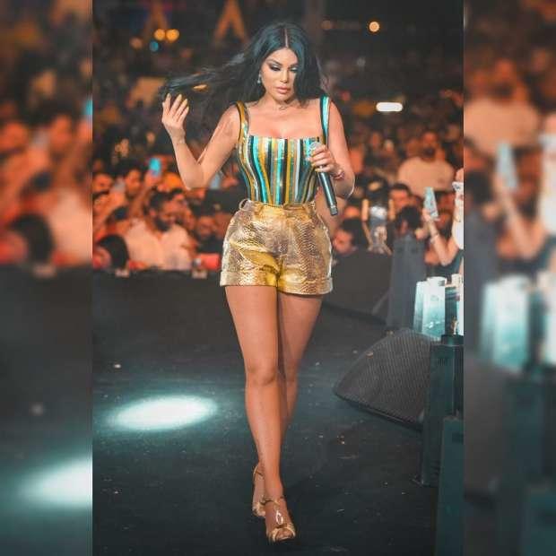 هيفاء وهبي تستعرض إطلالتها في أحد شوارع باريس صور