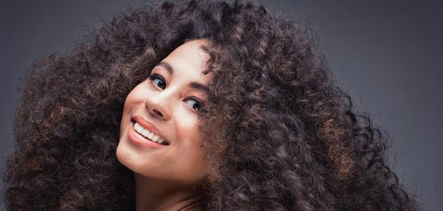 هل تعانين من شعرك المجعد الحل بين يديك