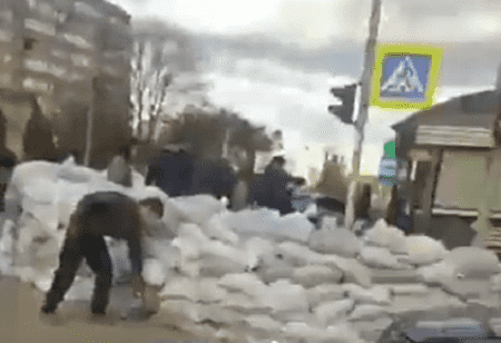 فيديو بناء الأوكرانيين خنادق بكييف 