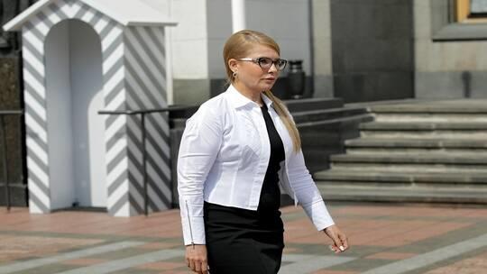 الإعلام الأوكراني ينشر صورة لرئيسة الوزراء السابقة تحمل كلاشنكوف