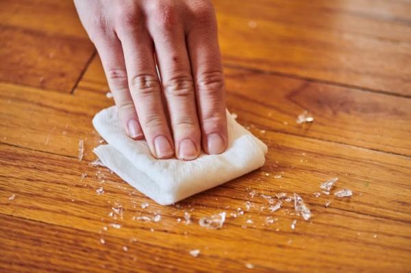 حيل بسيطة لجمع الزجاج المكسور دون أن يجرحك