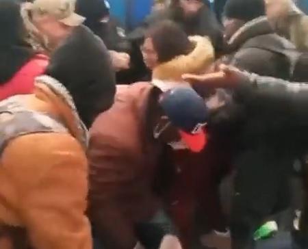 الأمن الأوكراني يمنع الأفارقة من ركوب قطار للهرب  فيديو 