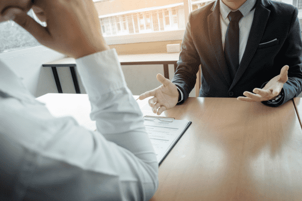 حركات لغة الجسد لتعزيز الثقة بالنفس