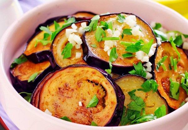 إليك طريقة تحمير الباذنجان بدون زيت