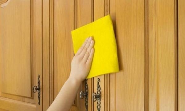 حيلة ذكية لإزالة الدهون العالقة بخشب المطبخ