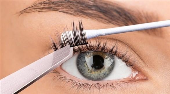 الرموش الاصطناعية قد تؤدي لفقدان البصر