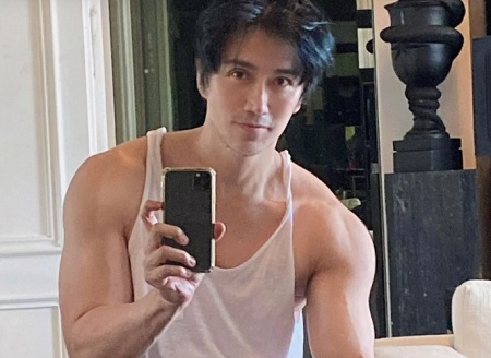  ممثل صيني يحتفل بعيد ميلاده الـ 56.. وصدمه من ملامحه