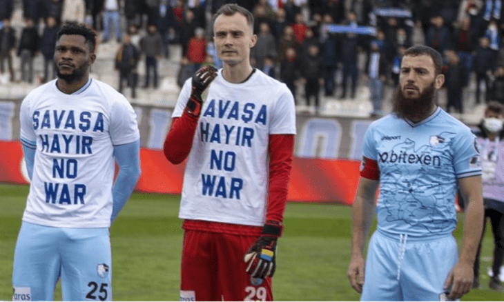 لاعب تركي يرفض التضامن مع أوكرانيا  صور