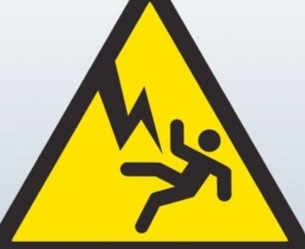 وفاة شاب بصعقة كهربائية باربد اثناء تعليق يافطة انتخابية 