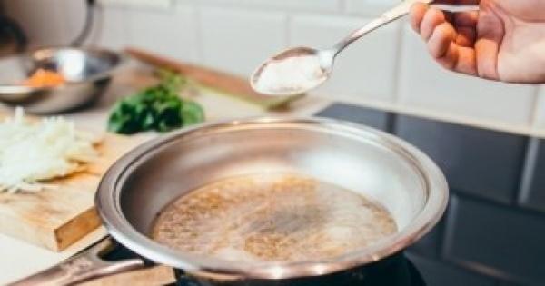 حيل ذكية لتنظيف الأواني المحترقة بسهولة