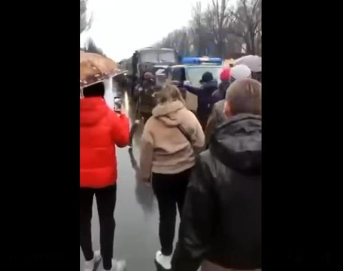 شاهد كيف يتصدى الأوكران للمدرعات الروسية