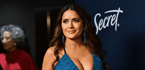 سلمى حايك تحتجز نصف ساعة في الحمام  فيديو 