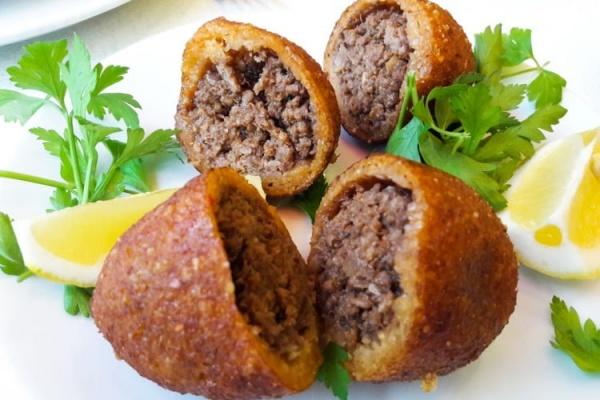 اتبعي هذه الحيلة لمنع تفتت قرص الكبة أثناء القلي