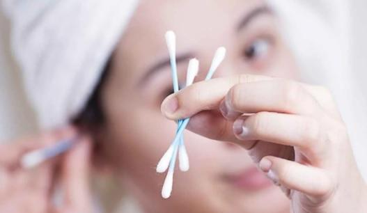 احذر من تنظيف الأذنين بهذه الطريقة