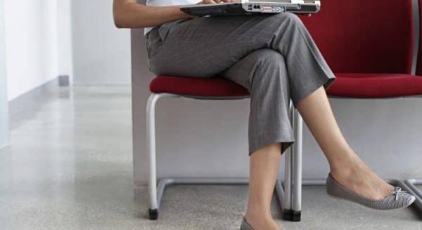 تقاطع الساقين فوق بعضهما وضعية خطيرة قد تسبب التجلطات