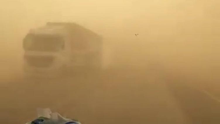 شاهد العواصف الرملية على الصحراوي  فيديو