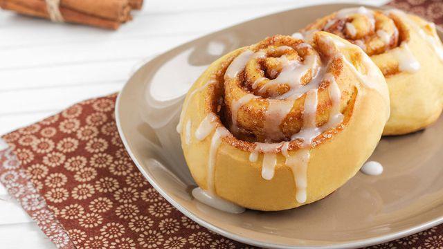 من الحلويات المميزة حضري سينابون هش وطعم لذيذ جداً