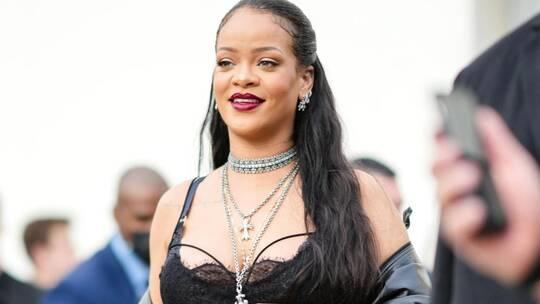 ريهانا تصدم الجمهور بإطلالتها المثيرة  فيديو  صور