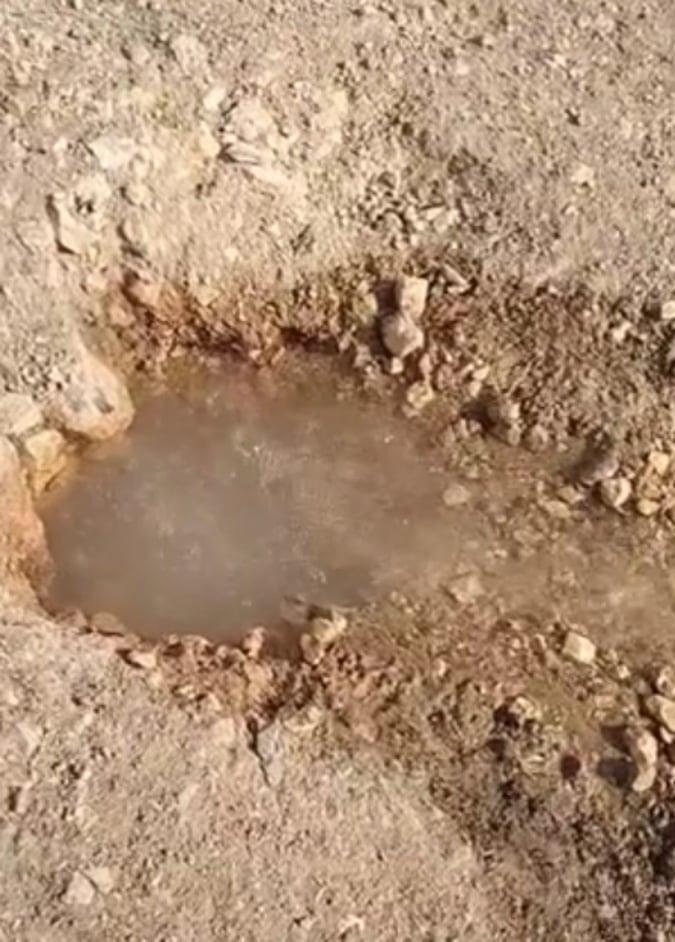 تسرب مياه من خط رئيسي في مرصع  فيديو