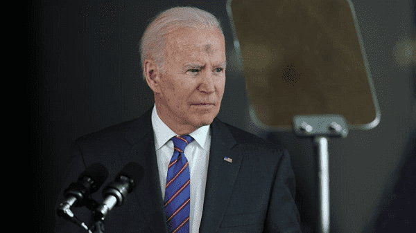 بايدن يظهر بعلامة سوداء على جبينه 