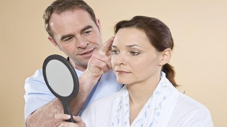 طبيبة تحدد السن الأفضل لعمليات التجميل