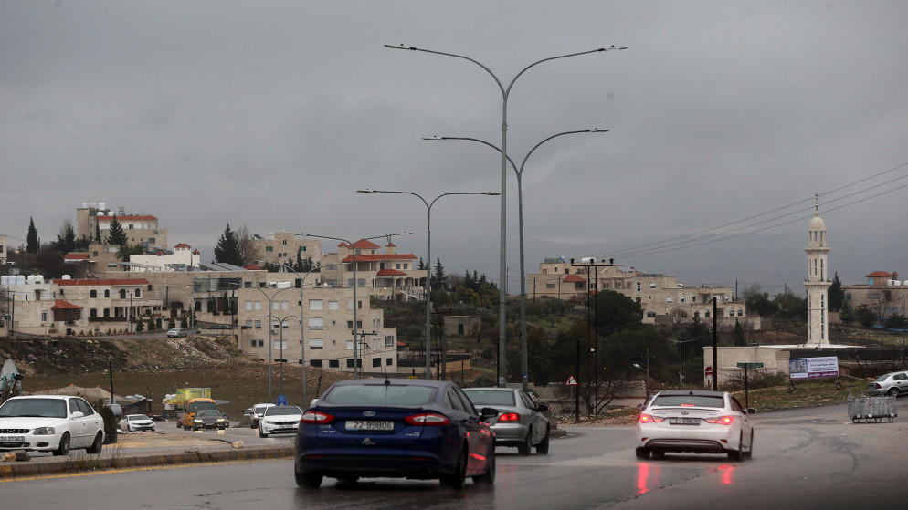 أجواء باردة وغائمة جزئيًا الجمعة وارتفاع السبت 